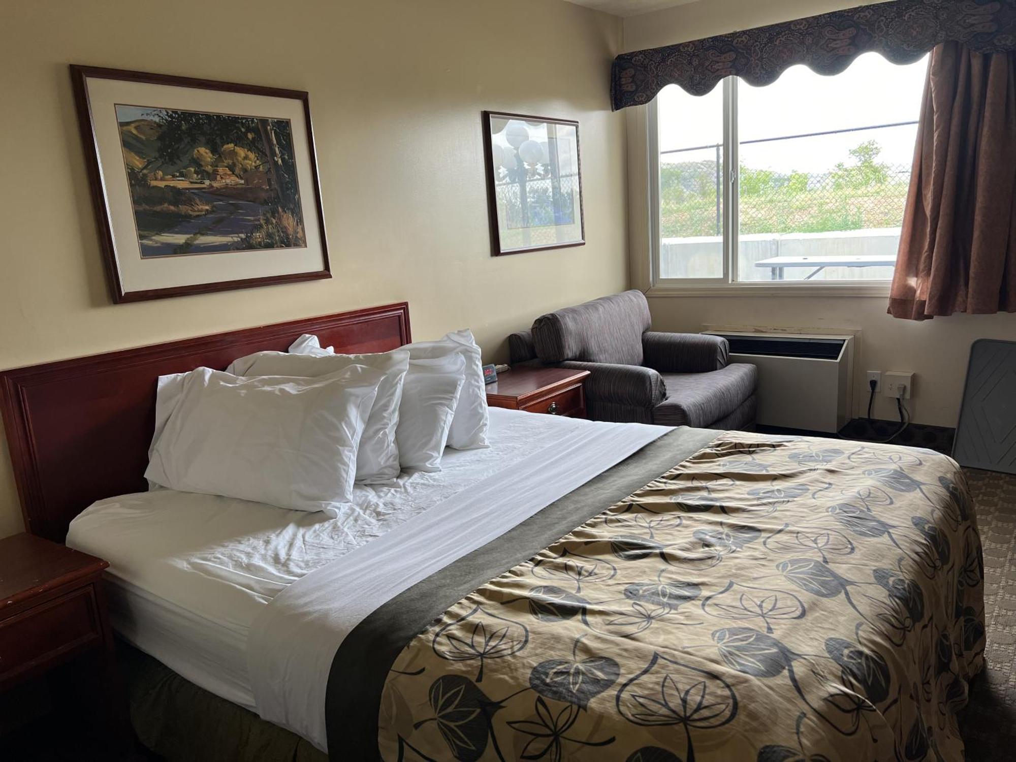 Travelodge By Wyndham Ab Motel 2*